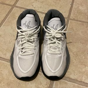 EUC Nike Kyrie Shoes